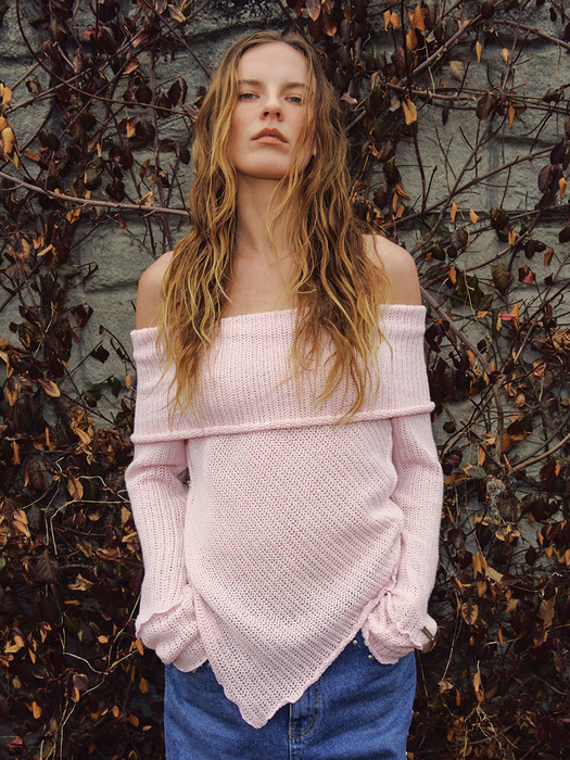 SLOUCHY OFF-SHOULDER SWEATER (PINK)