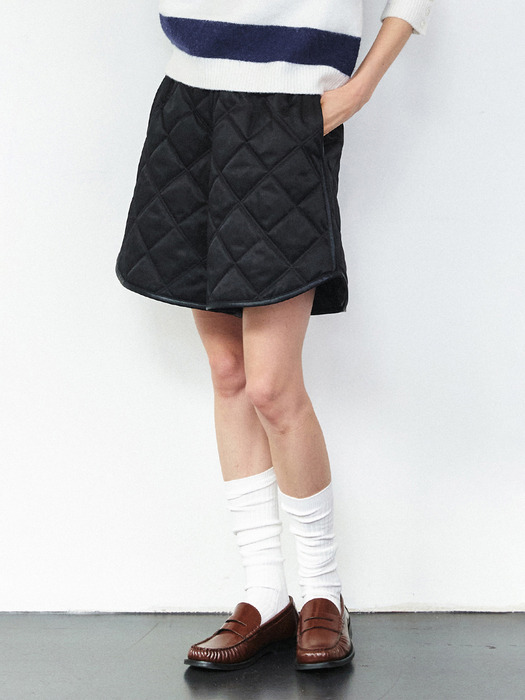 POCKET DETAIL QUILTED SHORT PANTS [BLACK]