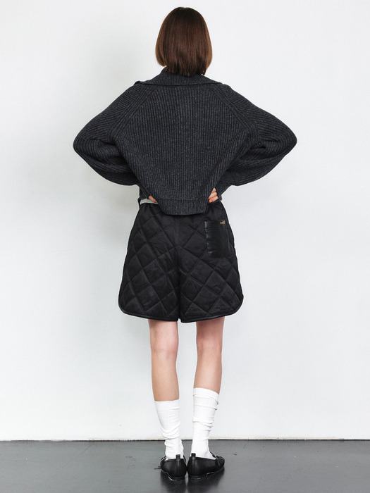 POCKET DETAIL QUILTED SHORT PANTS [BLACK]