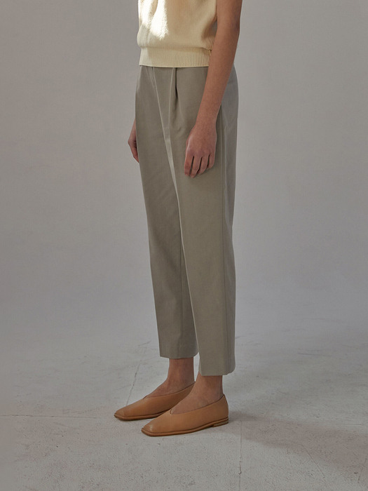 Tapered trousers (khaki)