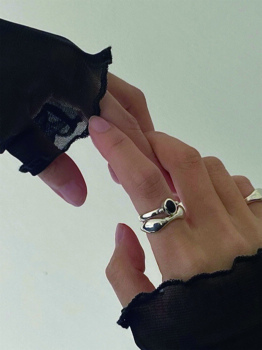 Oval onyx ring