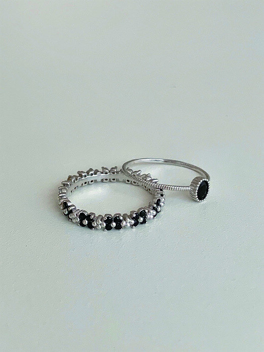 Black&white flower ring