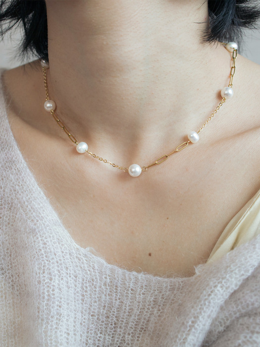 Pearl and chain holiday necklace