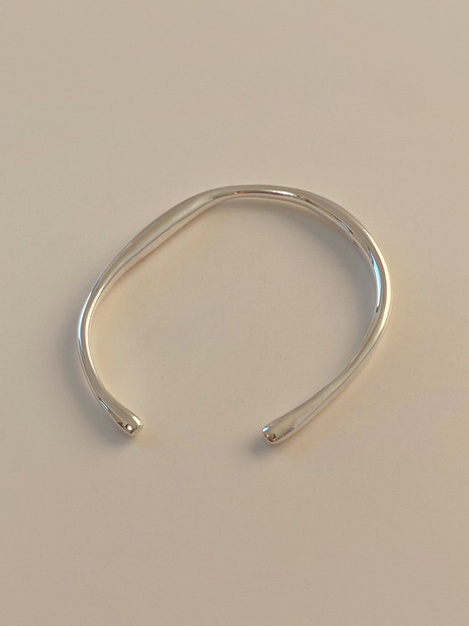 ALLURE BANGLE