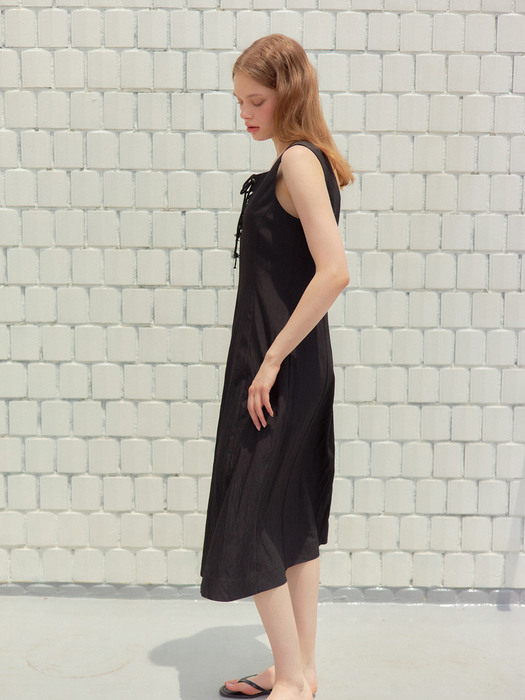 EYELET DETAIL SLEEVELESS MIDI ONEPIECE_BLACK