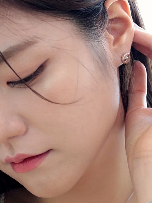 Blooming diamond earring