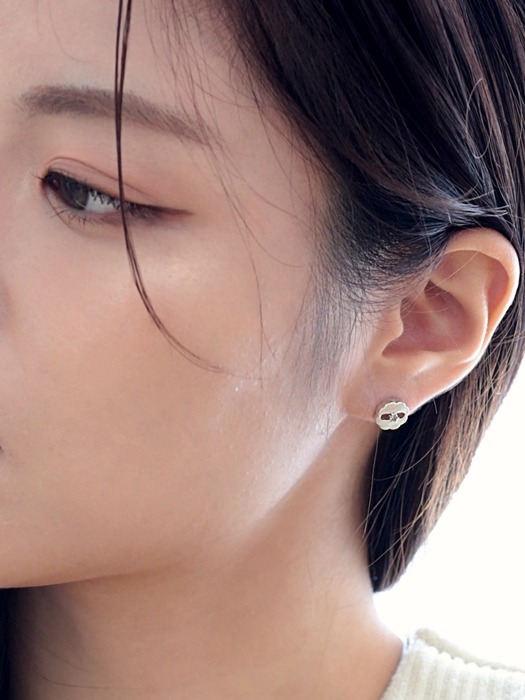 Blooming diamond earring