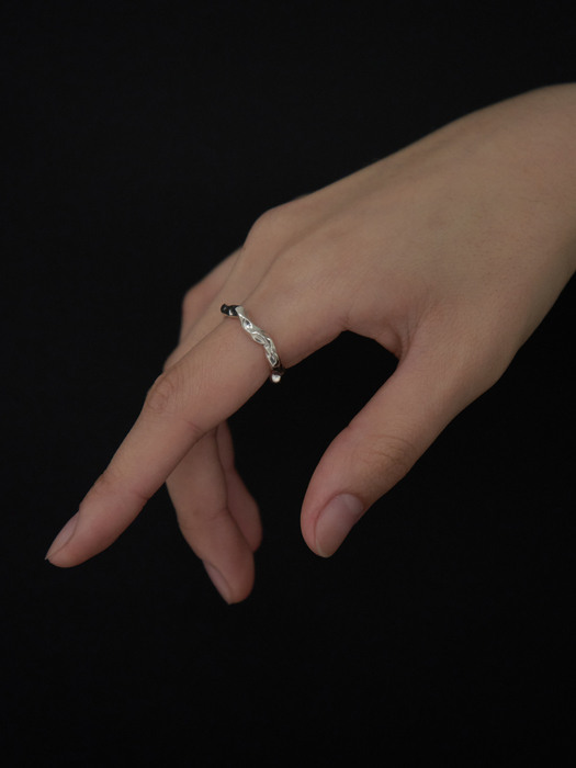 WIGGLE SILVER RING