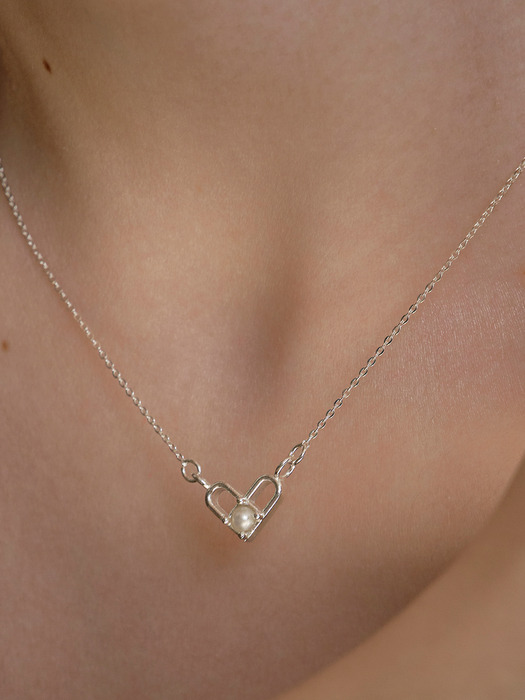 Minimal Heart Pearl Necklace