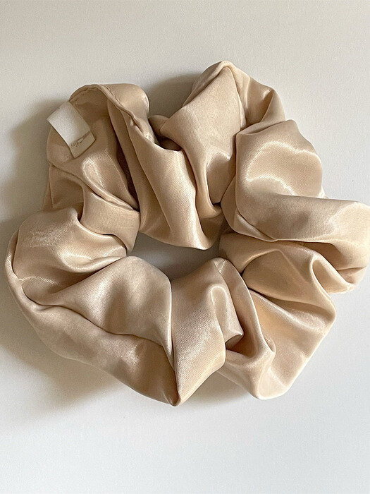 oar Glossy Satin Scrunchies [Beige]