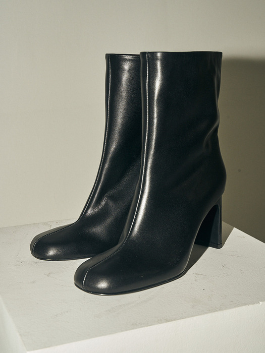  Seamed Straight Boots / BLACK