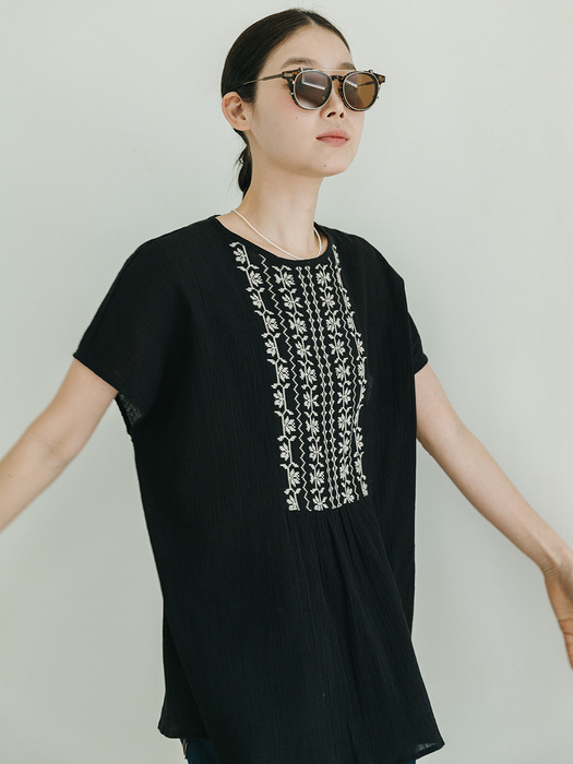 Embroidery Loose Black Blouse