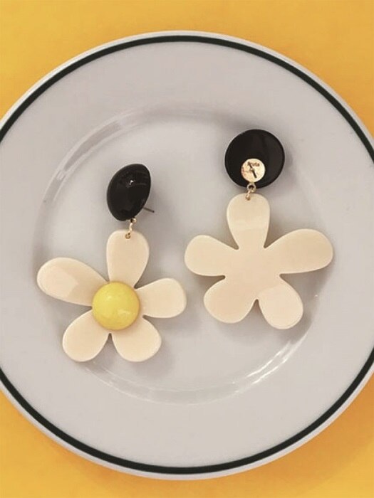 Daisy flower earring