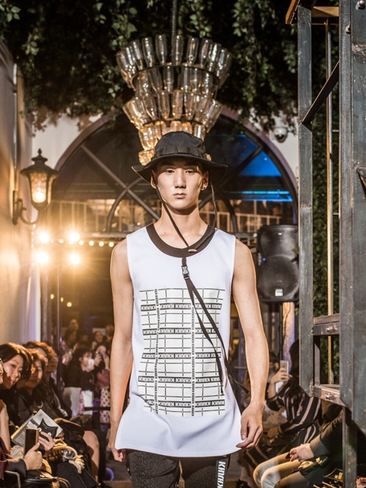 18 S/S KHJ PATTERN FRONT BUCKLE WHITE SLEEVELESS TOP