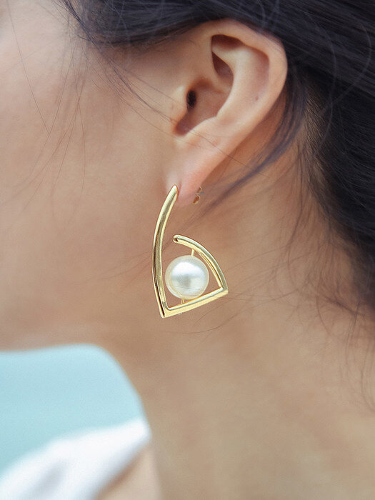 TRIANGLE PEARL EARRING GOLD