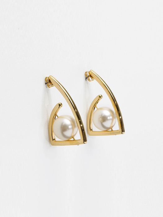 TRIANGLE PEARL EARRING GOLD