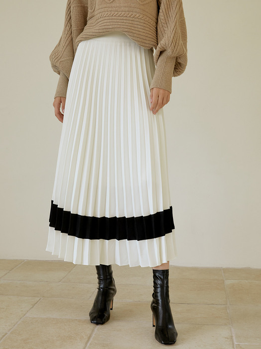 Line point pleats long skirt  (ivory)