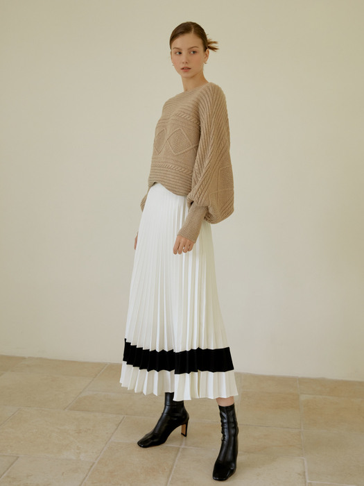 Line point pleats long skirt  (ivory)