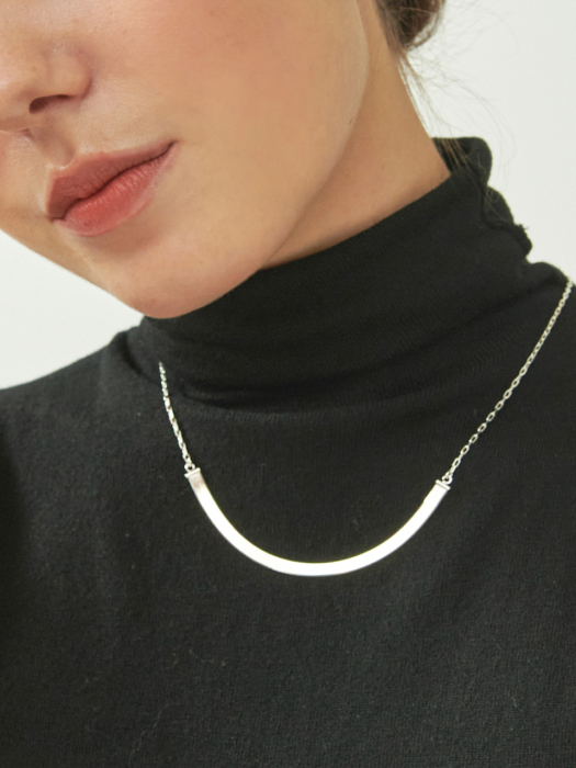 Sleek U Line Silver Necklace In389 [Silver]