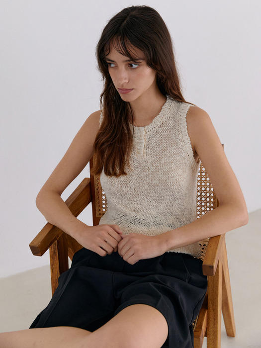 Button sleeveless knit (Light beige)