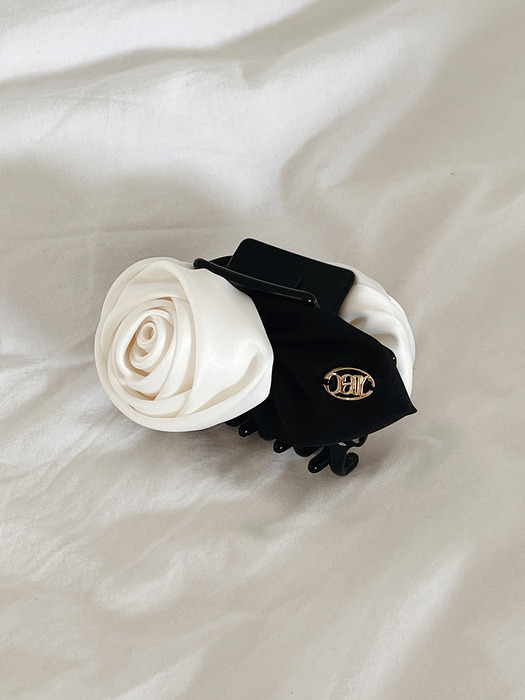 Classic Monotone Rose Hair Claw (로즈 헤어집게핀)