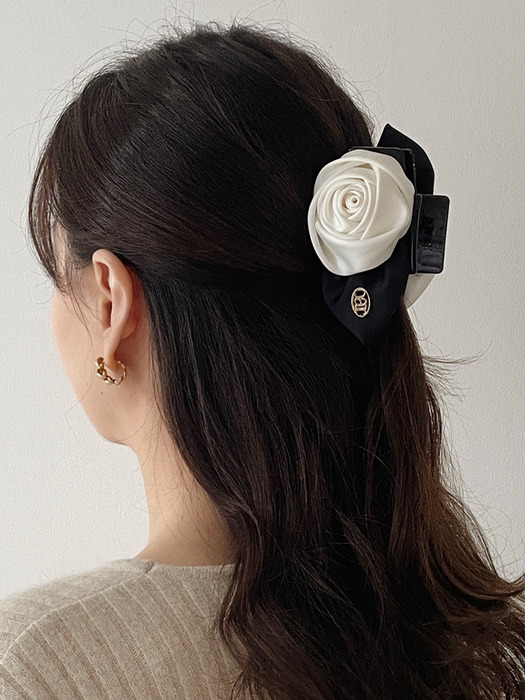 Classic Monotone Rose Hair Claw (로즈 헤어집게핀)