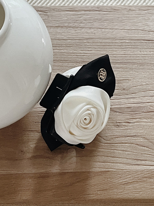 Classic Monotone Rose Hair Claw (로즈 헤어집게핀)