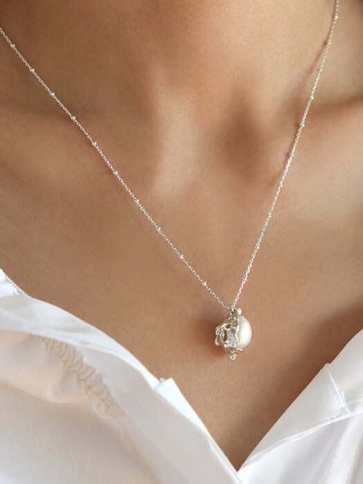 Melting pearl necklace
