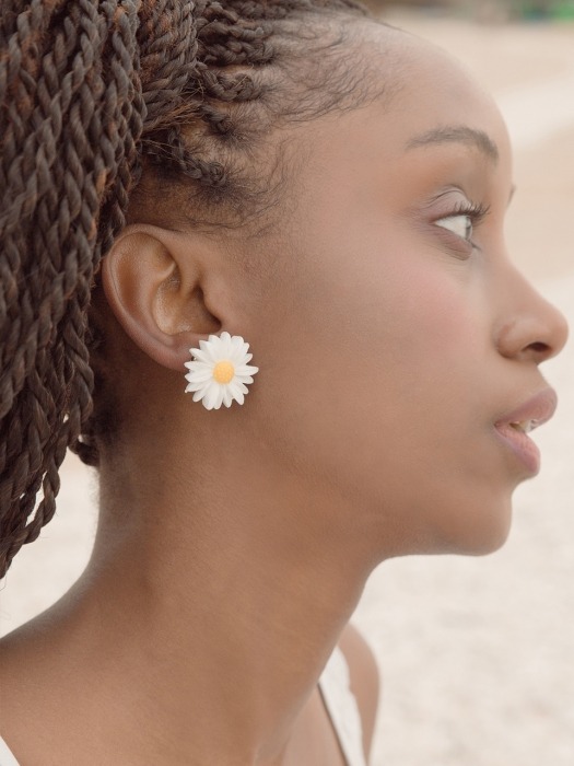  white daisy flower drop pearl earrings 