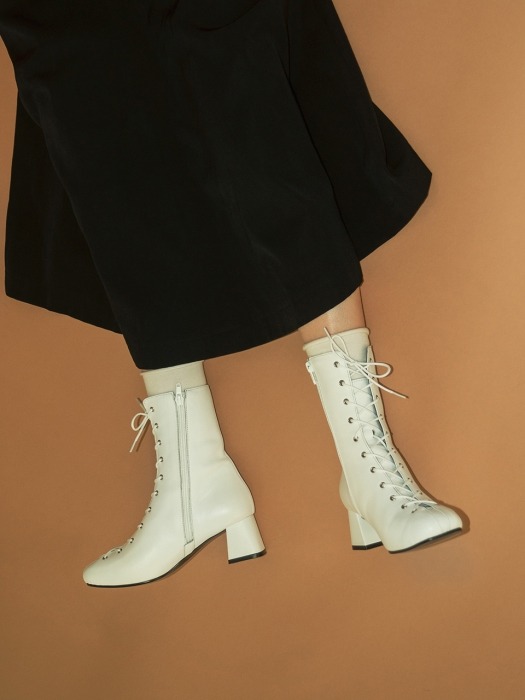 Squared Toe Lace-up boots | White