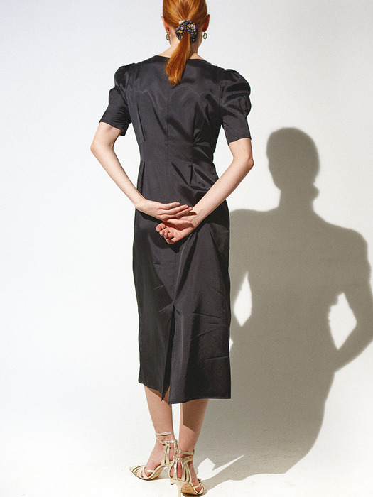 Tuck-seam Fitted Dress_Black