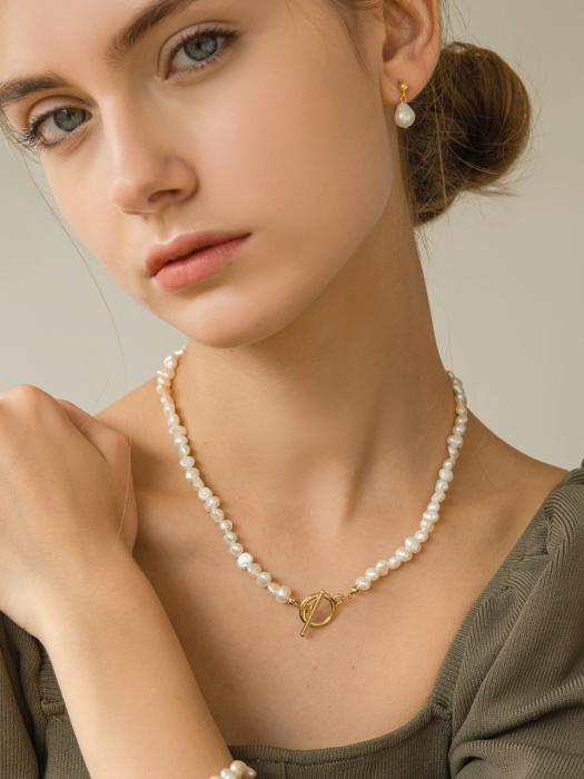 pearl toggle necklace