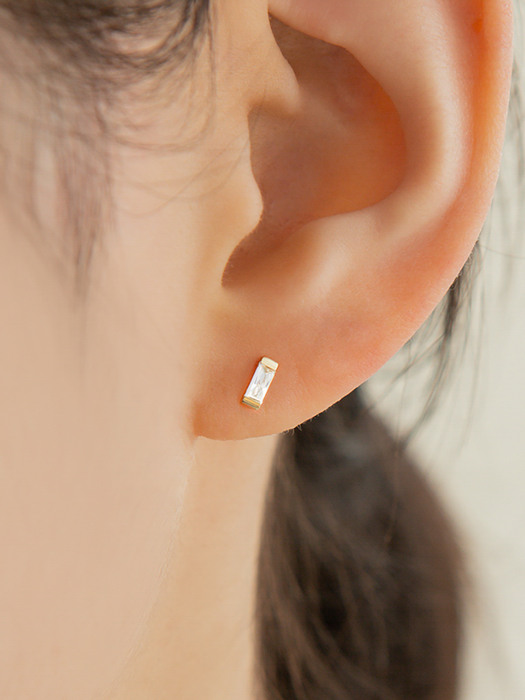 14k Gold Baguette Cubic Stud Earrings (14k 골드) a08