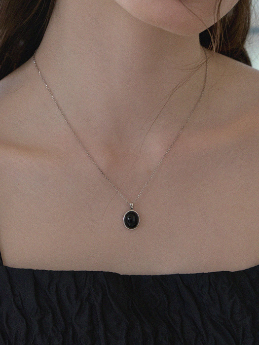 Onyx circle necklace