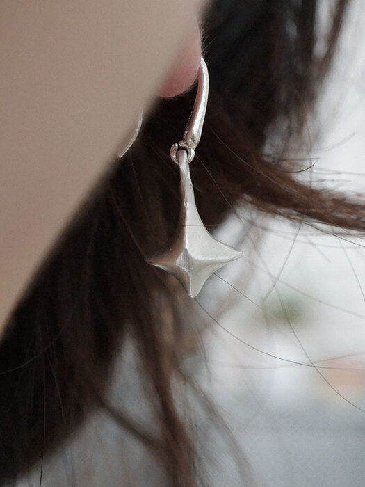 one pointed sway earring