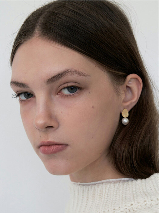 Pearl leaf earring