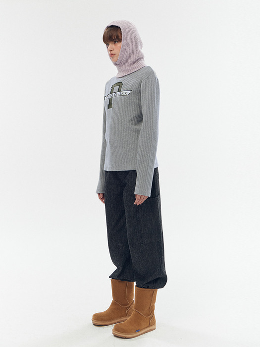 P embroidery turtleneck knit [Gray]