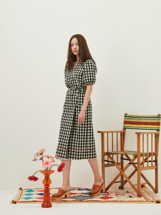 [EXCLUSIVE]Gingham Embroidery Wrap Dress (2 colors)