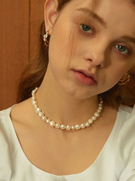 big pearls necklace