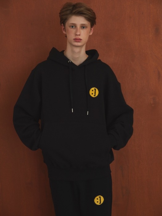 SM:]E PATCH HOODY BLACK