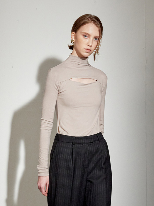 CUT OUT TURTLENECK GIMO TOP_BEIGE