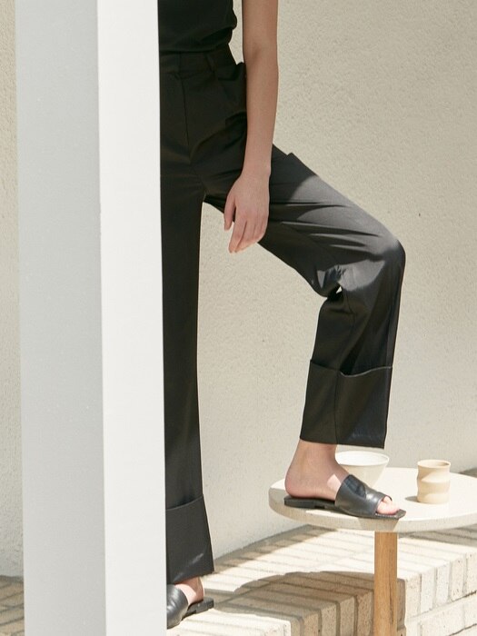 ouie353 satin turn up slacks (black)