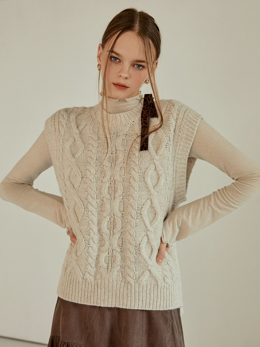 Round Neck Cable Vest, Oatmeal