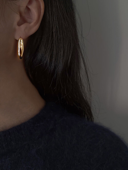 Lobe gold earring
