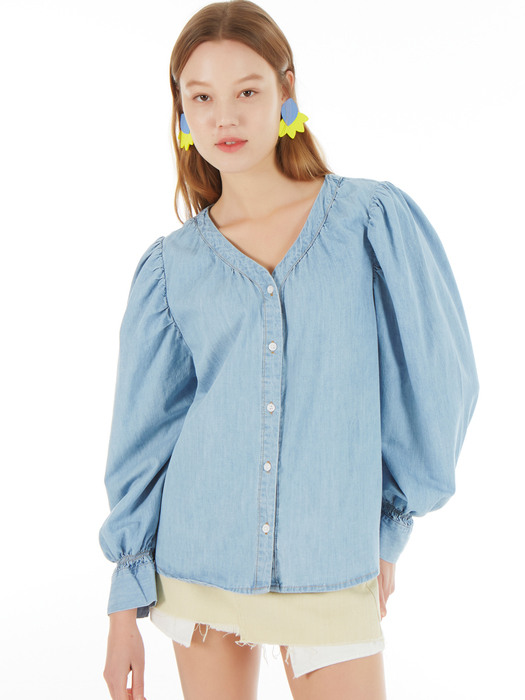 UP-181 V네크 퍼프소매 데님블라우스 라이트블루 _ V NECK PUFF SLEEVE DENIM BLOUSE LIGHT BLUE