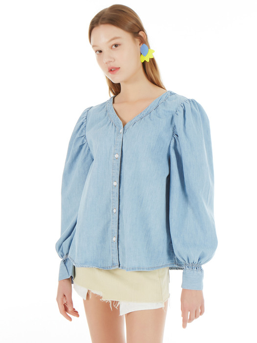 UP-181 V네크 퍼프소매 데님블라우스 라이트블루 _ V NECK PUFF SLEEVE DENIM BLOUSE LIGHT BLUE