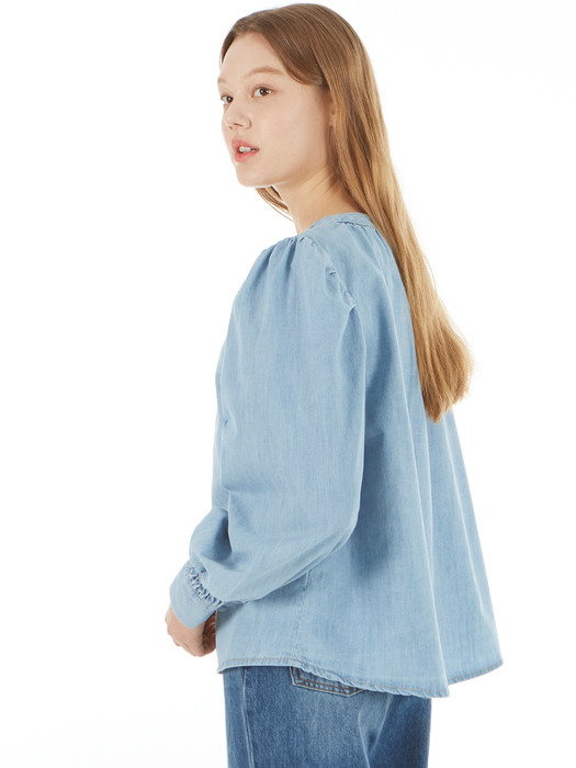 UP-181 V네크 퍼프소매 데님블라우스 라이트블루 _ V NECK PUFF SLEEVE DENIM BLOUSE LIGHT BLUE