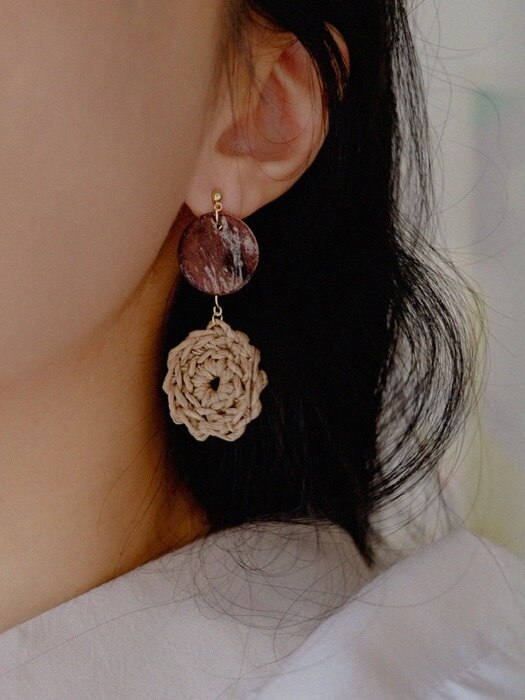 mother-of-pearl drop knit earring
