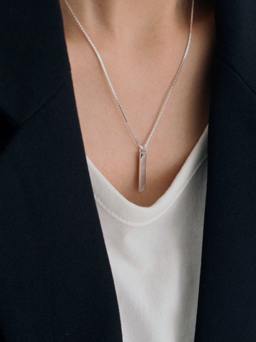 Oblong-square chain necklace