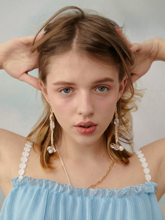 Chain pearl earring